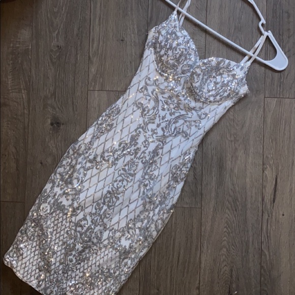 WINDSOR SILVER AND WHITE BODYCON DRESS - Picture 3 of 6